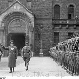 Greiser na dziedzińcu Zamku Cesarskiego (fot. Bundesarchiv, Bild 183-E12078, opublikowano na licencji Creative Commons Attribution-Share Alike 3.0 Germany)