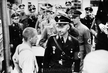 Heinrich Himmler wizytuje obóz w Dachau, 8 maja 1936 roku (fot. Friedrich Franz Bauer, ze zbiorów Bundesarchiv, opublikowano na licencji Creative Commons Attribution-Share Alike 3.0 Germany) 