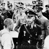 Heinrich Himmler wizytuje obóz w Dachau, 8 maja 1936 roku (fot. Friedrich Franz Bauer, ze zbiorów Bundesarchiv, opublikowano na licencji Creative Commons Attribution-Share Alike 3.0 Germany)