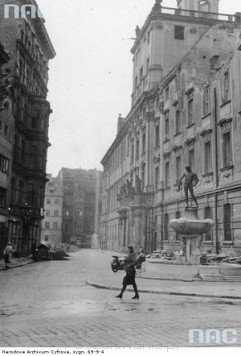 Plac Uniwersytecki po II wojnie światowej (fot. ze zbiorów NAC, Archiwum Fotograficzne Stanisława Doktorowicz-Hrebnickiego, sygn. 69-9-4) 