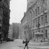Plac Uniwersytecki po II wojnie światowej (fot. ze zbiorów NAC, Archiwum Fotograficzne Stanisława Doktorowicz-Hrebnickiego, sygn. 69-9-4) 